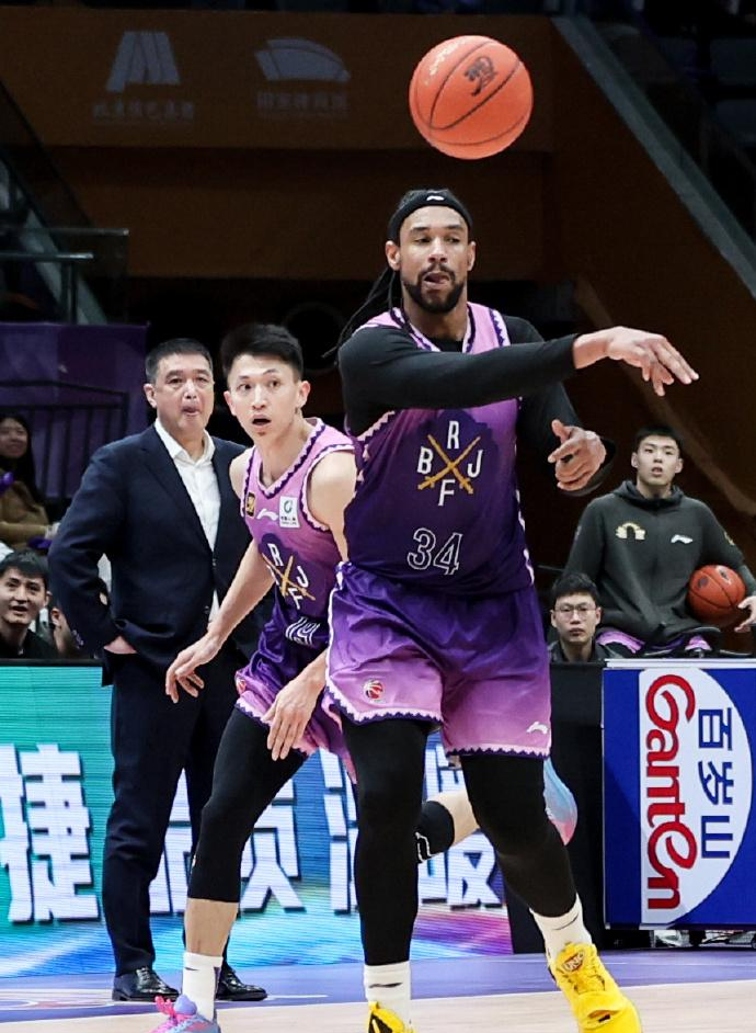 九游最新链接 -关于阿扎伦卡迎来五赛季出色发挥，利物浦观众热烈欢呼！的信息