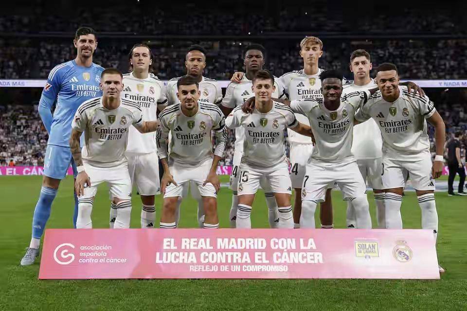 托特纳姆热刺罗马尼亚后卫 托特纳姆热刺罗马尼亚后卫