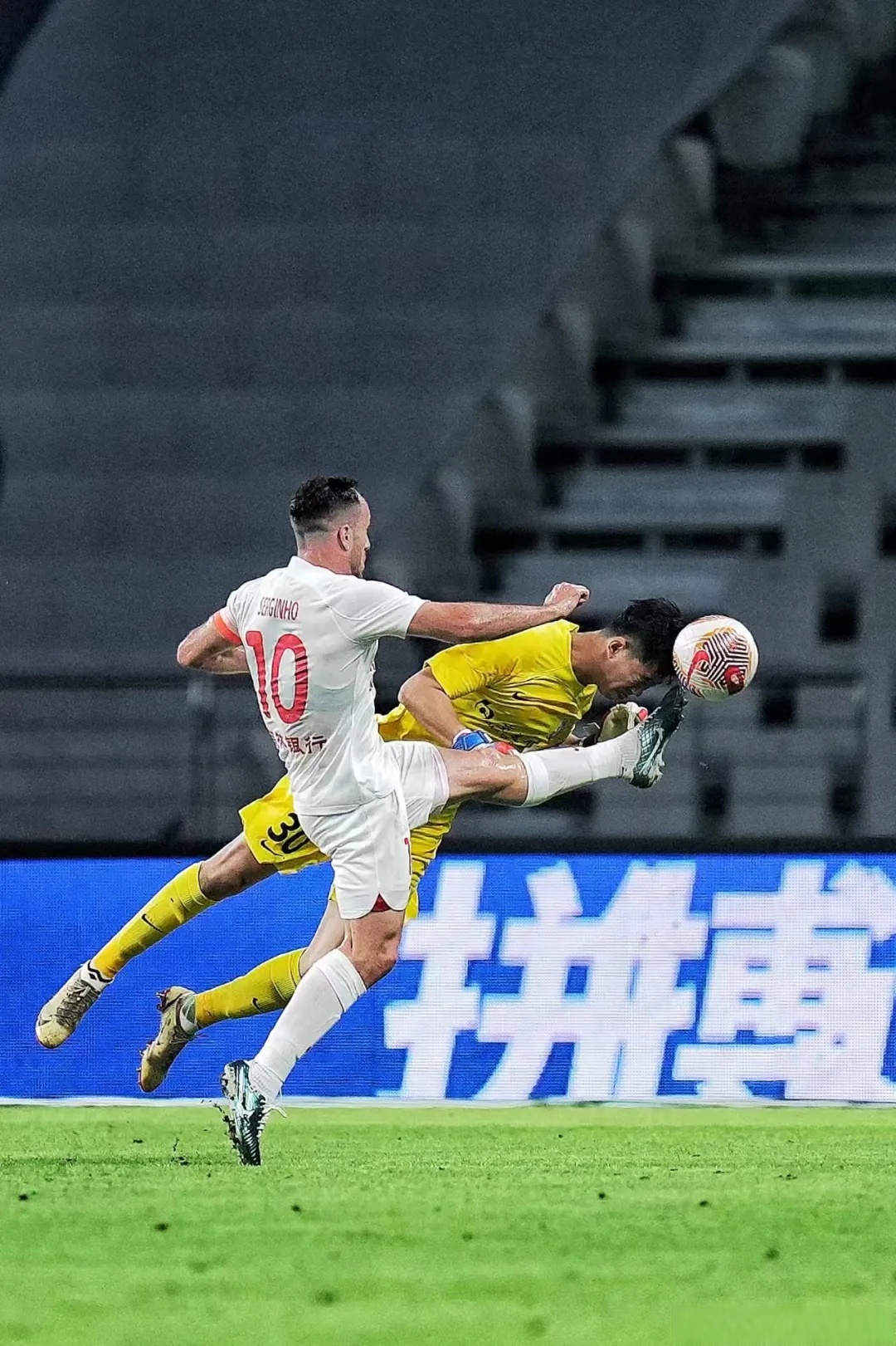 央视女记者体验工兵实爆训练